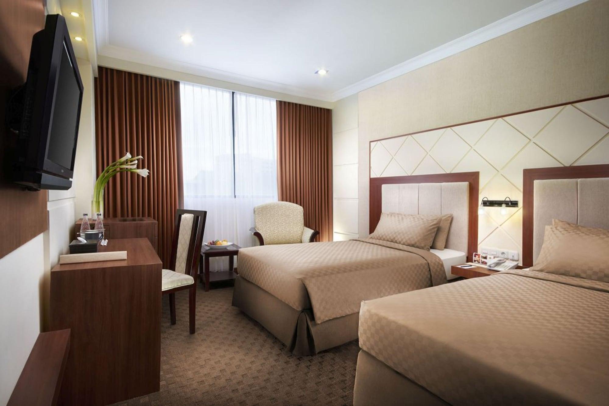 Singgasana Hotel Makassar Exterior photo