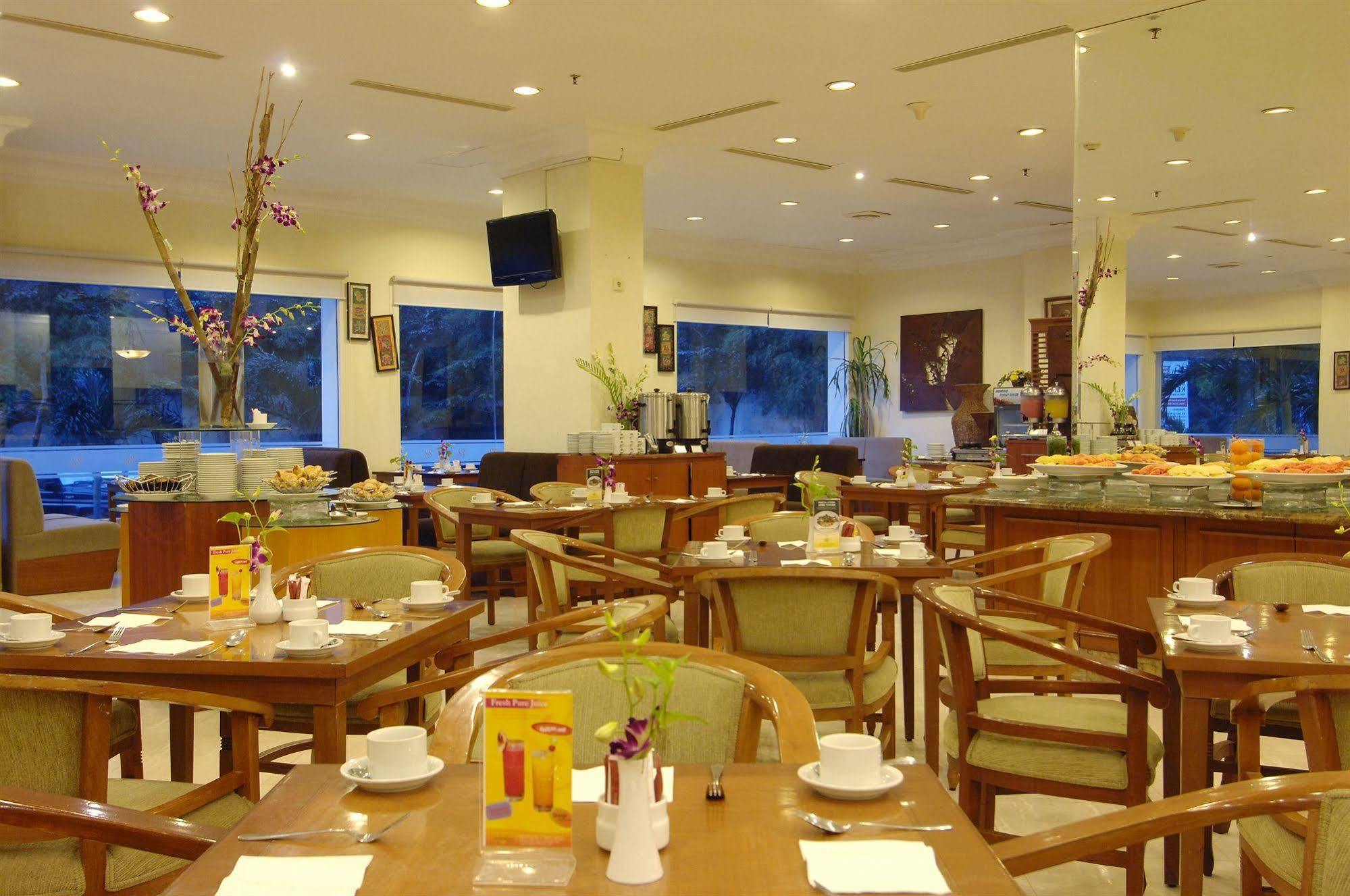 Singgasana Hotel Makassar Exterior photo