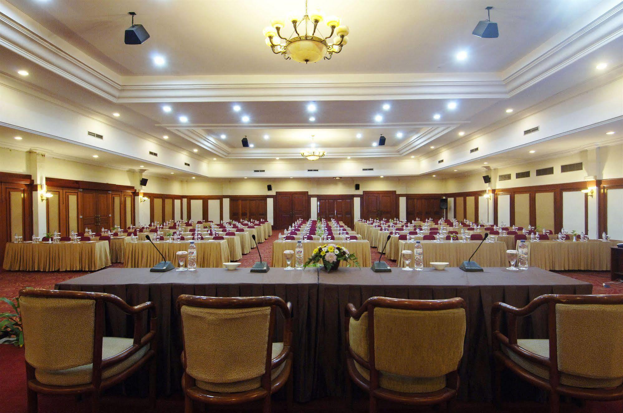 Singgasana Hotel Makassar Exterior photo