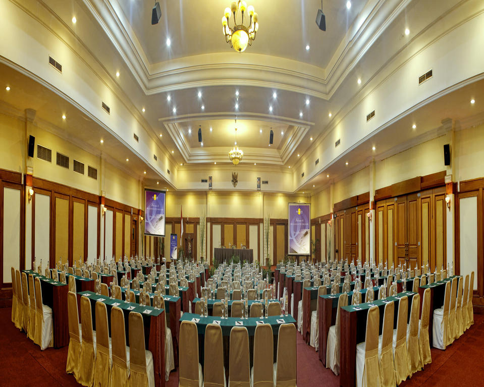 Singgasana Hotel Makassar Exterior photo